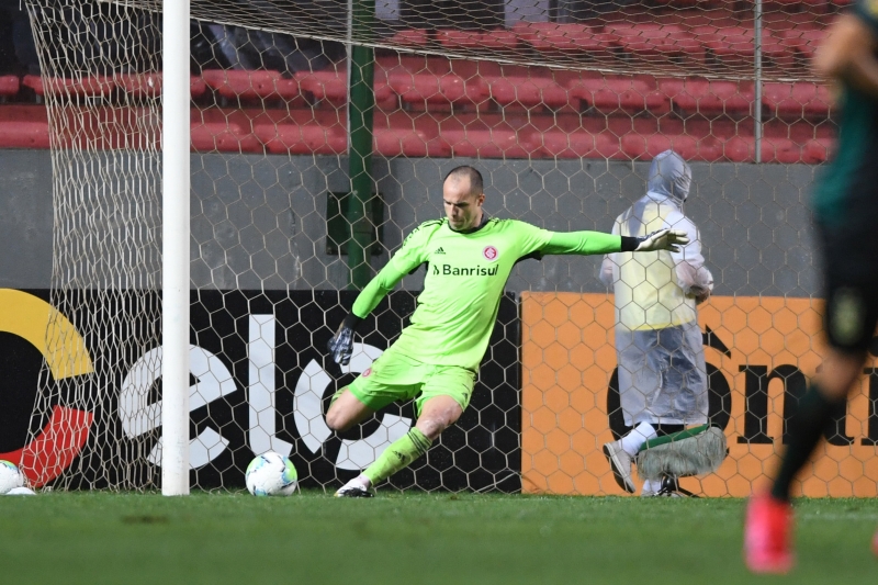 Lomba não conseguiu defender nenhuma penalidade e viu seu time cair no Independência