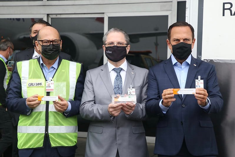 'Devemos lembrar que o Brasil perde cerca de mil vidas por dia para a Covid-19', diz Doria (direita)