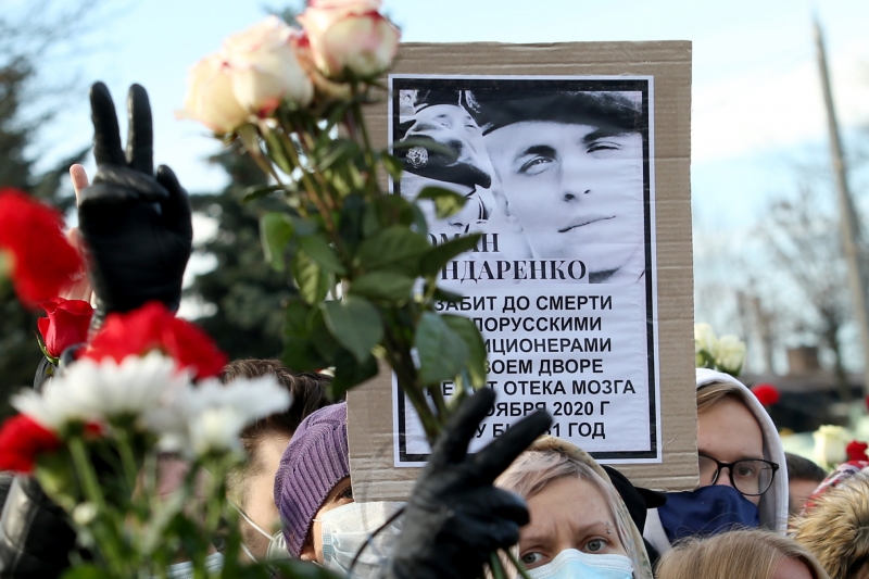 Milhares de pessoas compareceram ao funeral de Roman Bondarenko em uma igreja em Minsk, capital da Bielorrússia
