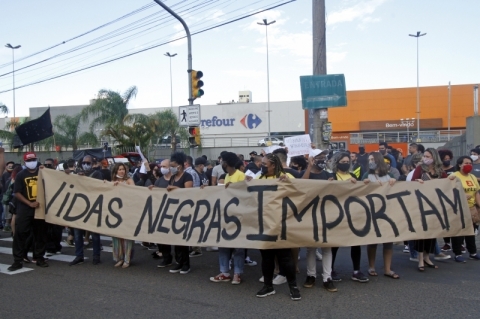 Protesto denuncia racismo e cobra Justiça na morte de João Alberto no Carrefour 