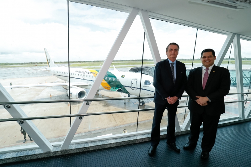 Em abril de 2019, presidente esteve no local com líder do Senado para inaugurar terminal do aeroporto