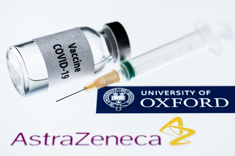 A empresa desenvolve um imunizante em parceria com a Universidade de Oxford, no Reino Unido