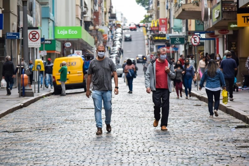 Com a pandemia em expansão, cada 100 pessoas transmitem a doença para outras 130