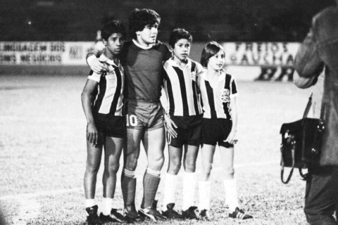 Inter e Grêmio rendem homenagem a Maradona: 'Uma lenda'