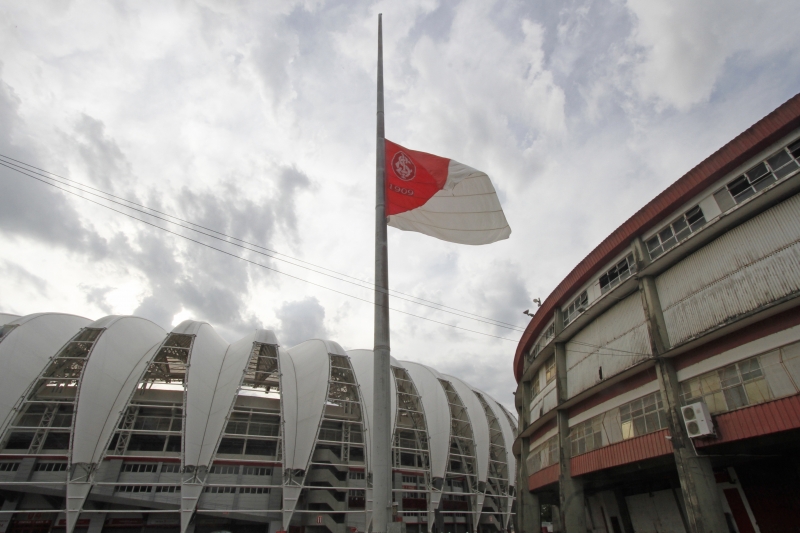 Clube pôs a bandeira em meio-mastro em homenagem a Maradona