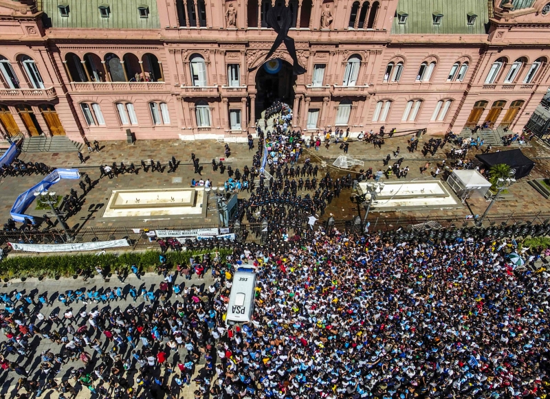 Fãs tomaram o entorno da Praça de Maio para se despedir de Maradona