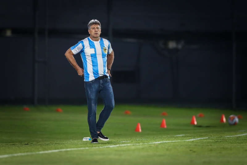 Renato Portaluppi comandou a equipe à beira do gramado, vestindo a camisa 10 de Maradona
