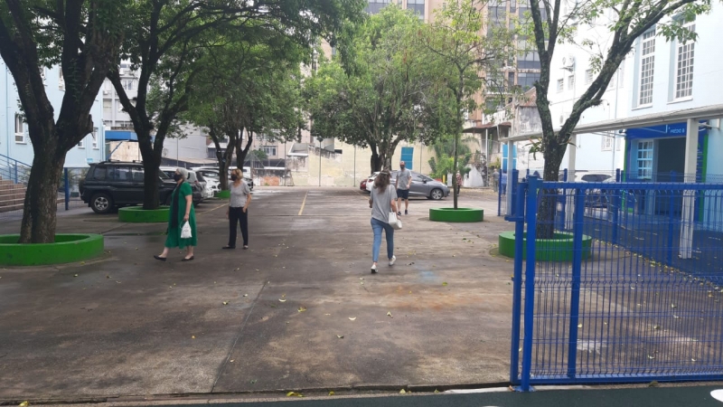 Colégio Bom Conselho, um dos locais com maior número de eleitores de Porto Alegre, teve movimento tranquilo pela manhã