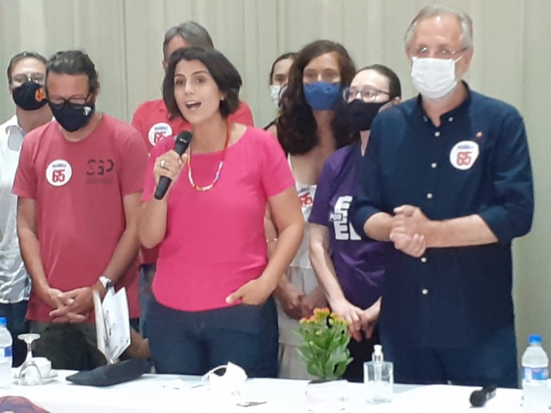 Manuela, ao lado do seu vice Miguel Rosseto e apoiadores, lamentou nível da campanha