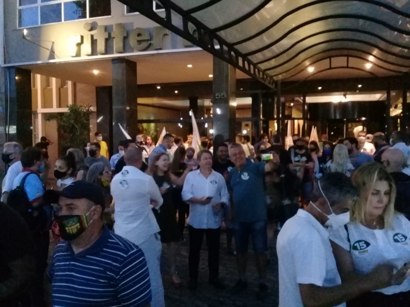 {'nm_midia_inter_thumb1':'https://www.jornaldocomercio.com/_midias/jpg/2020/11/29/206x137/1_whatsapp_image_2020_11_29_at_19_33_00-9200234.jpeg', 'id_midia_tipo':'2', 'id_tetag_galer':'', 'id_midia':'5fc4242dc0855', 'cd_midia':9200234, 'ds_midia_link': 'https://www.jornaldocomercio.com/_midias/jpg/2020/11/29/whatsapp_image_2020_11_29_at_19_33_00-9200234.jpeg', 'ds_midia': 'Elei&ccedil;&otilde;es 2020 - segundo turno - comemora&ccedil;&atilde;o apoiadores de Sebasti&atilde;o Melo (MDB) no Hotel Ritter', 'ds_midia_credi': 'MARCUS MENEGHETTI/ESPECIAL/JC', 'ds_midia_titlo': 'Elei&ccedil;&otilde;es 2020 - segundo turno - comemora&ccedil;&atilde;o apoiadores de Sebasti&atilde;o Melo (MDB) no Hotel Ritter', 'cd_tetag': '1', 'cd_midia_w': '800', 'cd_midia_h': '600', 'align': 'Left'}