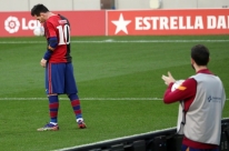 Após marcar gol, Messi veste camisa 10 do Newell's Old Boys em homenagem a Maradona