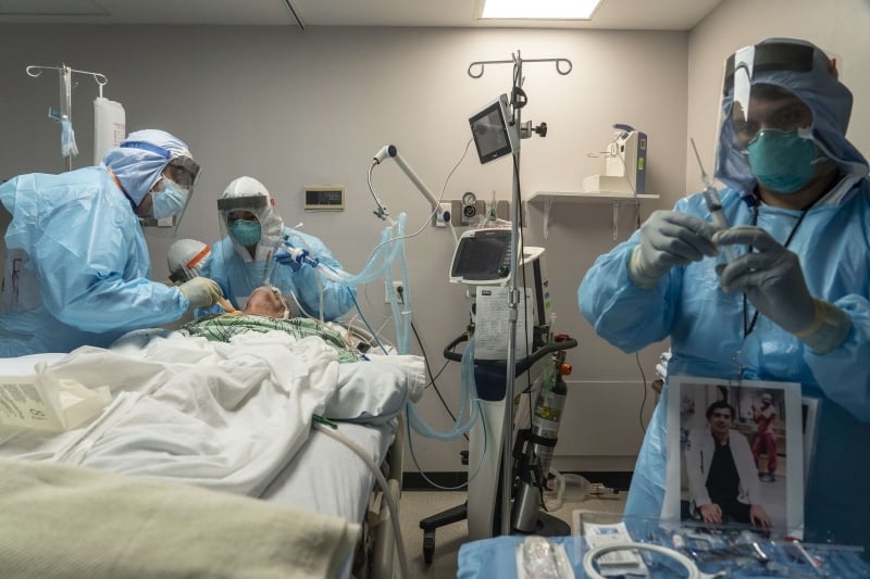 Mais da metade dos quase 3 mil pacientes que estão recebendo tratamento intensivo são portadores do novocoronavírus