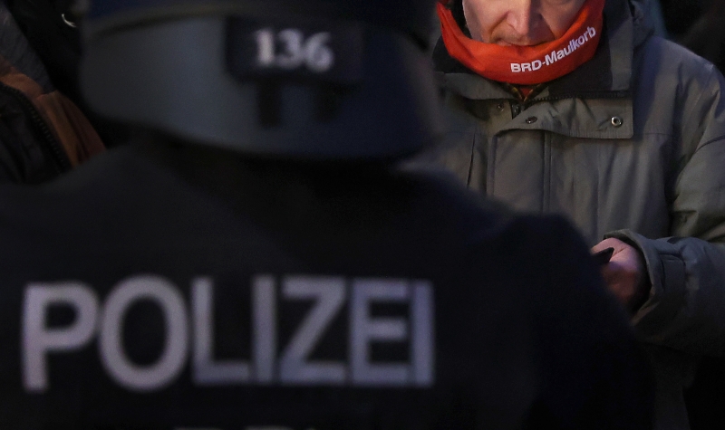 Polícia alemã cumpriu mandados em três estados, na casa de 13 integrantes do grupo, também conhecido como Wolfsbrigade 44