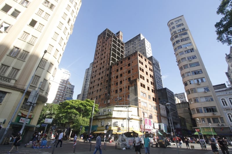 Prédio começou a ser construído na década de 1950 e tem R$ 1,7 milhão em dívidas de impostos