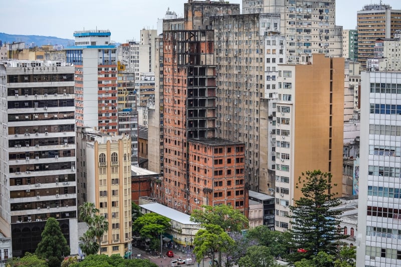 Prédio começou a ser erguido em 1950 e há mais de 20 anos a cidade busca uma solução