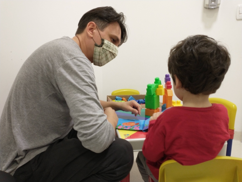 {'nm_midia_inter_thumb1':'https://www.jornaldocomercio.com/_midias/jpg/2020/12/02/206x137/1_img_20201015_143232050__2_-9202759.jpg', 'id_midia_tipo':'2', 'id_tetag_galer':'', 'id_midia':'5fc800bb94aad', 'cd_midia':9202759, 'ds_midia_link': 'https://www.jornaldocomercio.com/_midias/jpg/2020/12/02/img_20201015_143232050__2_-9202759.jpg', 'ds_midia': ' Dia Internacional da Pessoa com Defici&ecirc;ncia  - Centro Especializado em Reabilita&ccedil;&atilde;o Auditiva e Intelectual (CER II) do Hospital Santa Ana, em Porto Alegre - faz trabalho com deficientes auditivos - Bruno Silva, com o filho Enzo (foto), atendido pelo centro ', 'ds_midia_credi': 'HOSPITAL SANTA ANA/DIVULGA&Ccedil;&Atilde;O/JC', 'ds_midia_titlo': ' Dia Internacional da Pessoa com Defici&ecirc;ncia  - Centro Especializado em Reabilita&ccedil;&atilde;o Auditiva e Intelectual (CER II) do Hospital Santa Ana, em Porto Alegre - faz trabalho com deficientes auditivos - Bruno Silva, com o filho Enzo (foto), atendido pelo centro ', 'cd_tetag': '1', 'cd_midia_w': '800', 'cd_midia_h': '600', 'align': 'Left'}