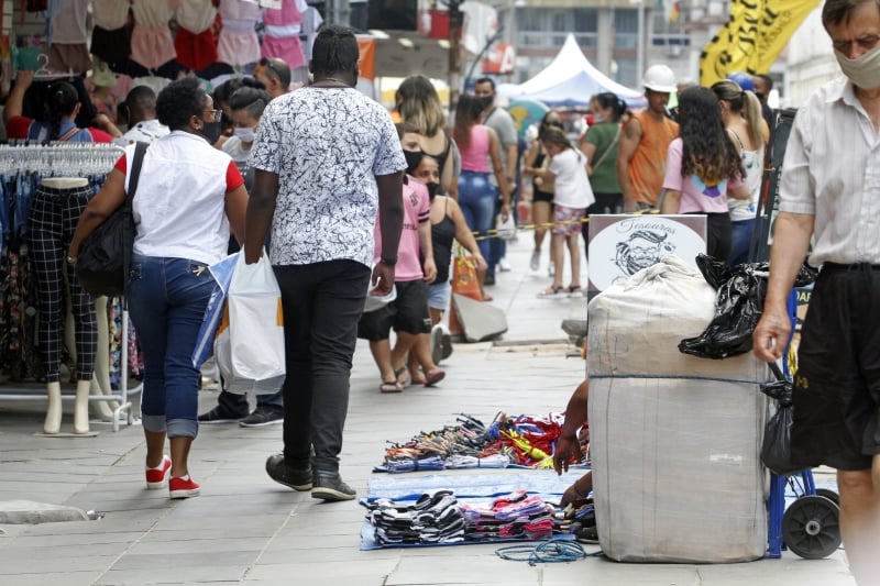 Comércio não essencial, tanto de rua como em centros comerciais, ficam fechados em bandeira preta 
