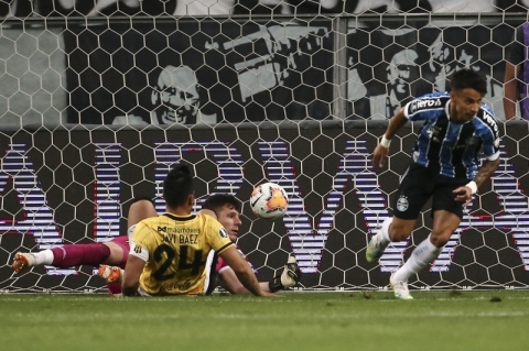Gr�mio repete os 2 a 0 no Guaran� do Paraguai e avan�a �s quartas de final