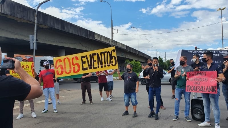 {'nm_midia_inter_thumb1':'https://www.jornaldocomercio.com/_midias/jpg/2020/12/03/206x137/1_eventos5-9203399.jpg', 'id_midia_tipo':'2', 'id_tetag_galer':'', 'id_midia':'5fc930be60dfc', 'cd_midia':9203399, 'ds_midia_link': 'https://www.jornaldocomercio.com/_midias/jpg/2020/12/03/eventos5-9203399.jpg', 'ds_midia': 'Profissionais da &aacute;rea de eventos protestaram nesta manh&atilde;, em Novo Hamburgo, contra o decreto que suspende eventos sociais  ', 'ds_midia_credi': 'SERAFIM SOUZA/DIVULGA&Ccedil;&Atilde;O/JC', 'ds_midia_titlo': 'Profissionais da &aacute;rea de eventos protestaram nesta manh&atilde;, em Novo Hamburgo, contra o decreto que suspende eventos sociais  ', 'cd_tetag': '1', 'cd_midia_w': '800', 'cd_midia_h': '450', 'align': 'Left'}