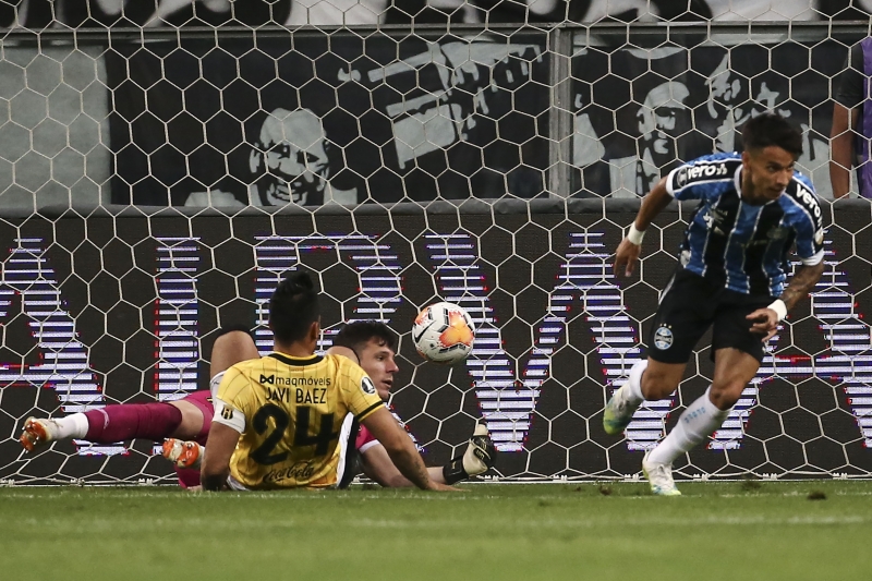 Ferreirinha marcou o primeiro gol da vitória gremista sobre os paraguaios, na Arena