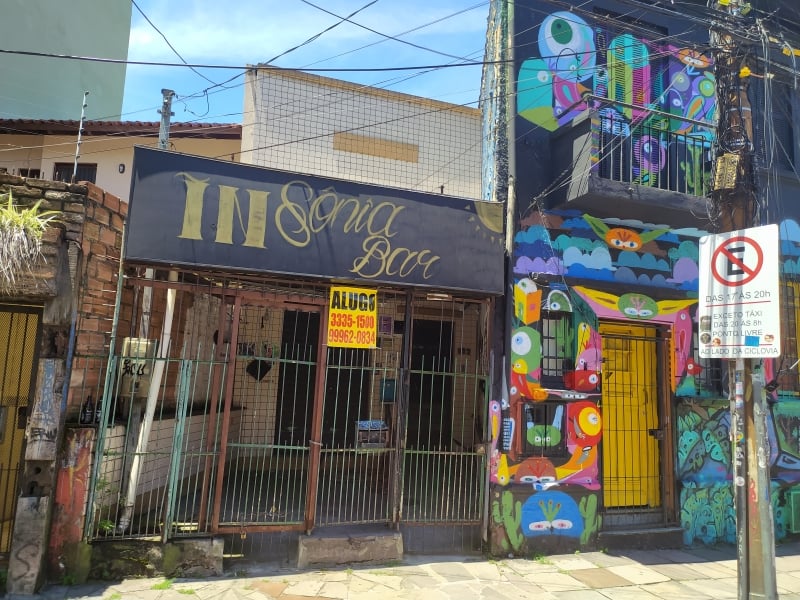 Bar está fechado e já tem placa indicando que o imóvel está para alugar
