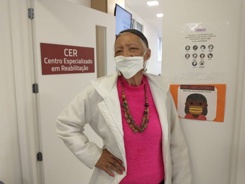 'Passei a escutar melhor. Nasci de novo', descreve ex-telefonista, que recebeu aparelho auditivo