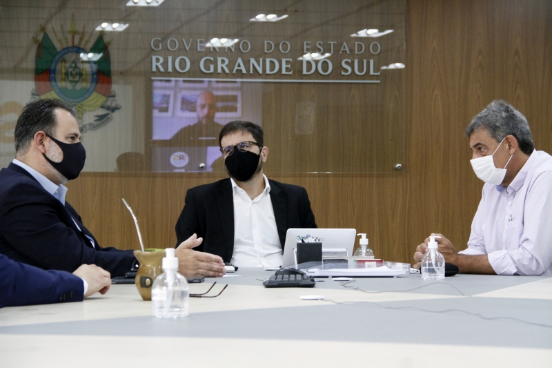 Sebastião Melo (d) e Cláudio Gastal (c) reafirmam intenção de trazer Web Summit para Porto Alegre