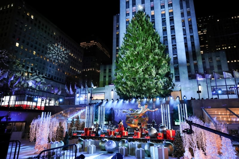Sem público, Rockefeller Center acende árvore de Natal em Nova York