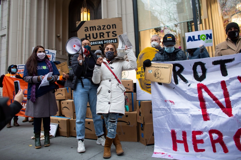 Comunidade protesta em frente à residência de Jeff Bezos, homem mais rico do mundo, em  2 de dezembro em NY