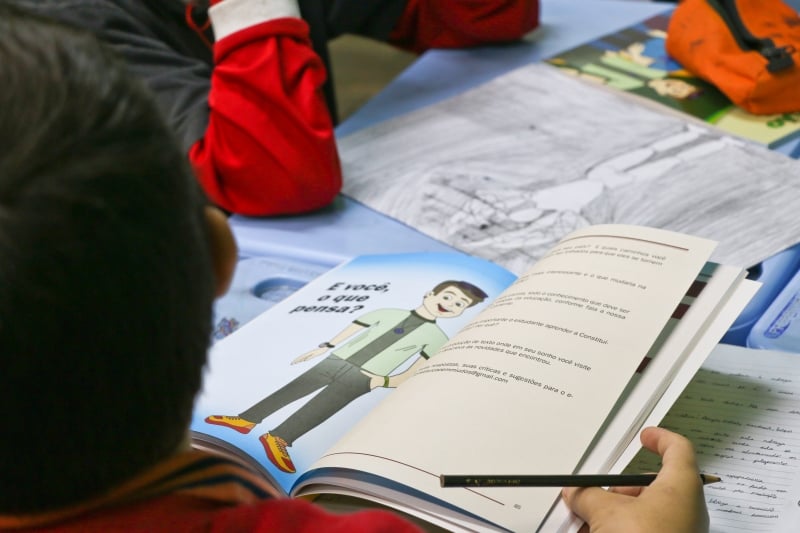 Em sua decisão, a juíza sustenta que retomar as aulas no pior cenário da pandemia viola frontalmente os direitos à vida e a dignidade humana