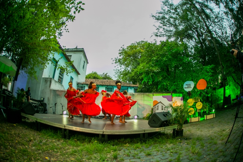 Grupo de Música e Dança Afro-Sul se apresentou na parte externa do Museu Joaquim Felizardo 