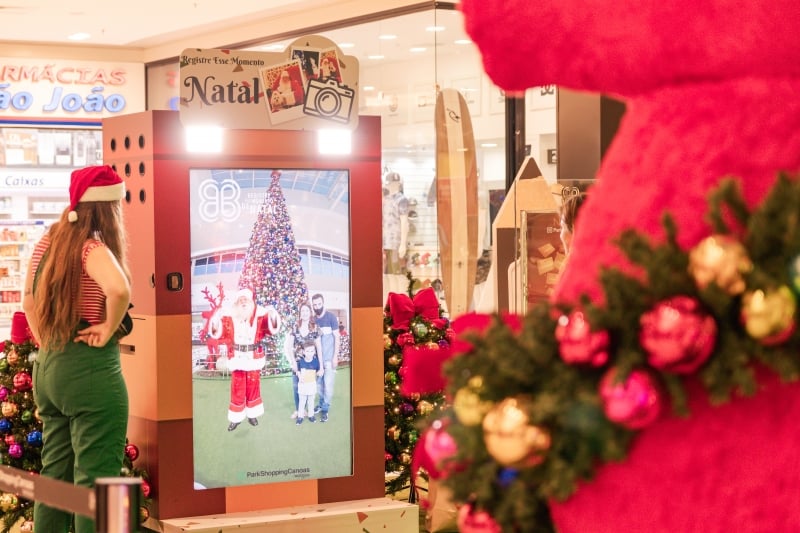 Totem de fotos com Papai Noel virtual é uma das atrações do 'Natal colorido'