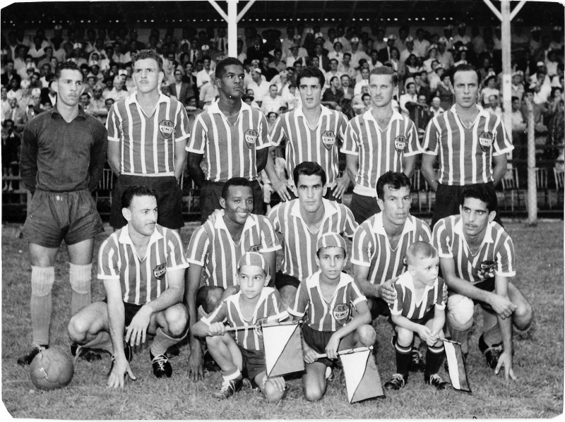 Valdir e time antes da final do campeonato citadino em que Renner foi campeão (9 x 2 Juventude), janeiro de 1955
