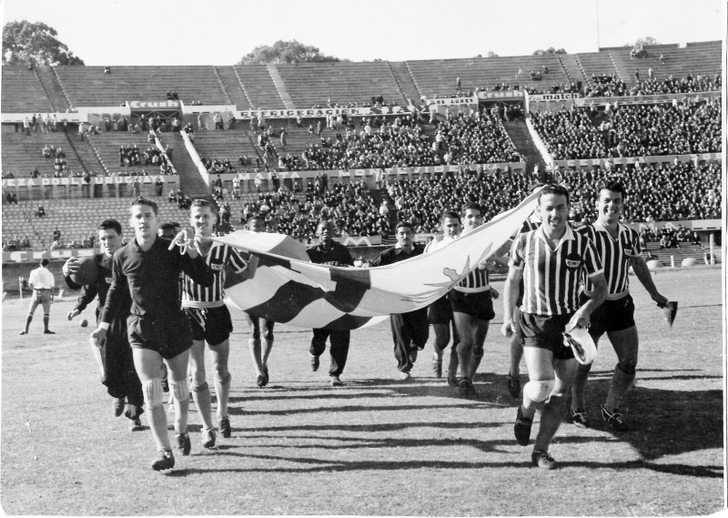Renner foi a terceira potência na Capital, ao lado da dupla Grenal; na foto, o time no estádio Centenário, em Montevidéu, para amistoso com o Nacional em 1955