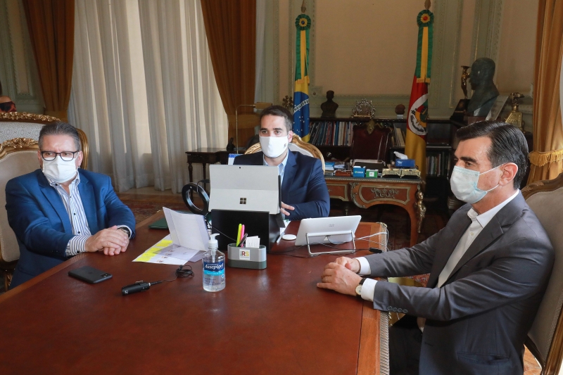 'O atraso custa dinheiro ao Estado e à própria população", diz Leite, defendendo ajuste e ICMS atual