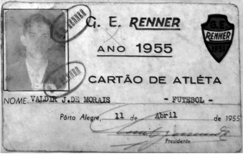 Cartão de atleta do goleiro Valdir de Morais, que fundou acervo