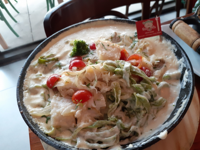 {'nm_midia_inter_thumb1':'https://www.jornaldocomercio.com/_midias/jpg/2020/12/09/206x137/1_foto_3___andreia_pires_de_miranda-9208123.jpg', 'id_midia_tipo':'2', 'id_tetag_galer':'', 'id_midia':'5fd154e26f359', 'cd_midia':9208123, 'ds_midia_link': 'https://www.jornaldocomercio.com/_midias/jpg/2020/12/09/foto_3___andreia_pires_de_miranda-9208123.jpg', 'ds_midia': 'RESTAURANTE FOTO 3 -  talharim verde com lascas de bacalhau &agrave;s natas, Parmes&atilde;o, br&oacute;colis e tomate ', 'ds_midia_credi': 'ANDREIA PIRES DE MIRANDA/DIVULGA&Ccedil;&Atilde;O/JC', 'ds_midia_titlo': 'RESTAURANTE FOTO 3 -  talharim verde com lascas de bacalhau &agrave;s natas, Parmes&atilde;o, br&oacute;colis e tomate ', 'cd_tetag': '1', 'cd_midia_w': '100%', align=