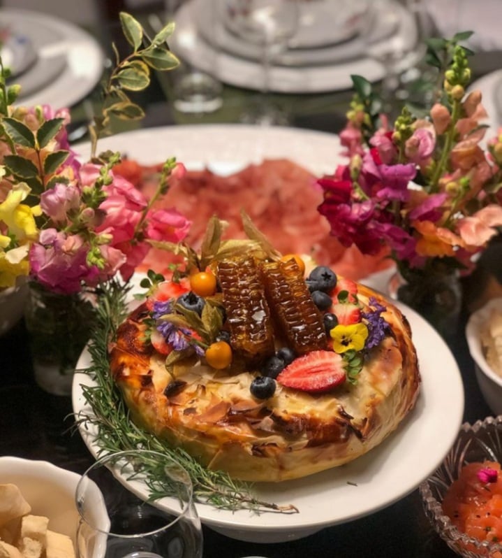 {'nm_midia_inter_thumb1':'https://www.jornaldocomercio.com/_midias/jpg/2020/12/09/206x137/1_tati_forster-9208144.jpg', 'id_midia_tipo':'2', 'id_tetag_galer':'', 'id_midia':'5fd1554c416cb', 'cd_midia':9208144, 'ds_midia_link': 'https://www.jornaldocomercio.com/_midias/jpg/2020/12/09/tati_forster-9208144.jpg', 'ds_midia': 'ROTEIRO - chef Tati Forster - MENU de Natal tem Brie assado na massa filo (1kg, na foto), tartar de salm&atilde;o, bob&oacute; de camar&atilde;o, bacalhau &agrave;s natas, quatro acompanhamentos e duas sobremesas ', 'ds_midia_credi': 'TATI FORSTER/DIVULGA&Ccedil;&Atilde;O/JC', 'ds_midia_titlo': 'ROTEIRO - chef Tati Forster - MENU de Natal tem Brie assado na massa filo (1kg, na foto), tartar de salm&atilde;o, bob&oacute; de camar&atilde;o, bacalhau &agrave;s natas, quatro acompanhamentos e duas sobremesas ', 'cd_tetag': '1', 'cd_midia_w': '100%', align=