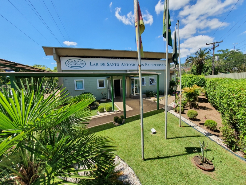 Donativos podem ser depositados em uma caixa colocada junto ao portão de entrada da instituição