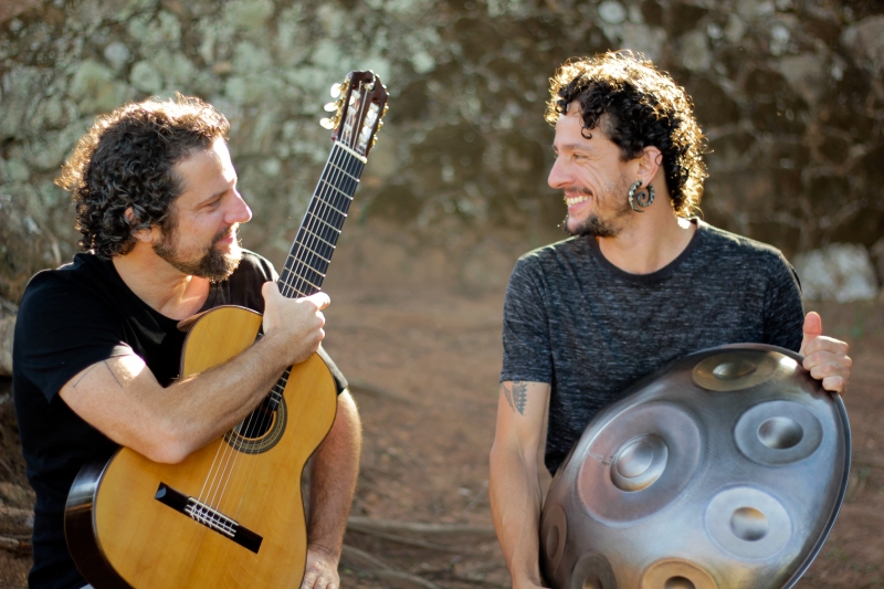 Faixa do primeiro álbum do duo formado por Alexandre e Douglas Lora também ganha videoclipe