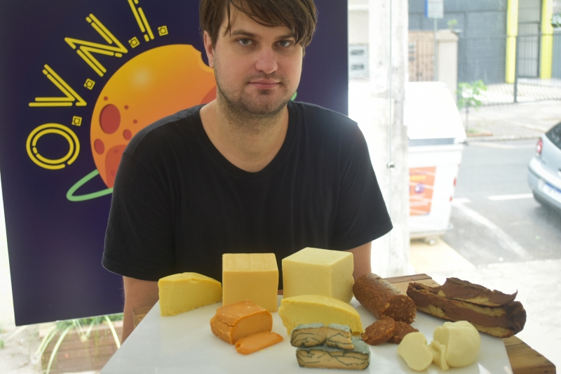 Vitor lan&ccedil;ou a O.V.N.I Vegano com a ajuda da namorada e do pai Foto: Arquivo Pessoal/Divulga&ccedil;&atilde;o/JC/