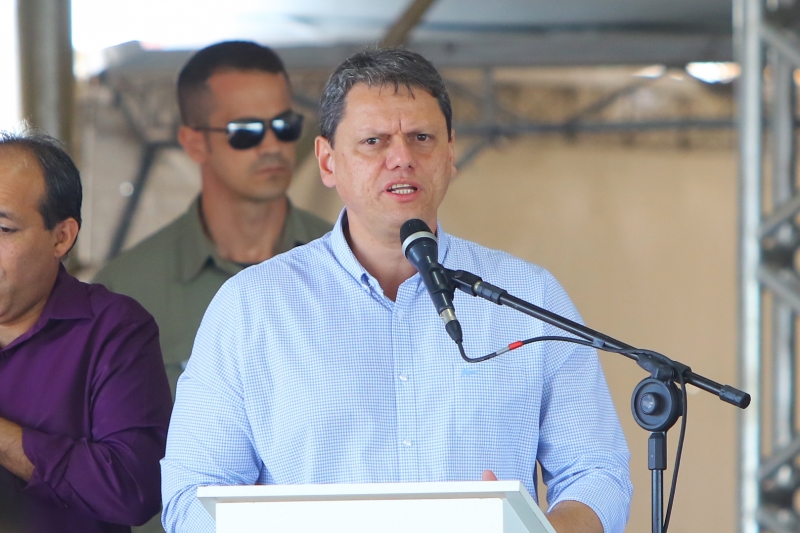 Ministro Tarcísio de Freitas diz que é preciso separar ideologia de interesses econômicos