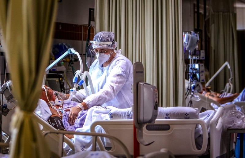 Na manhã desta sexta-feira, número de internados em UTI pela doença já chegava a 303 na capital gaúcha