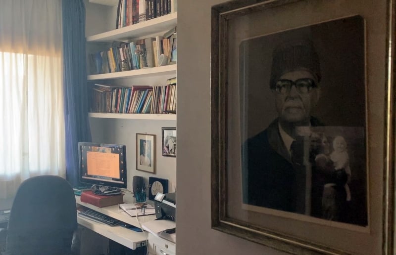 Escritório da autora fica em seu apartamento, em zona nobre de Porto Alegre