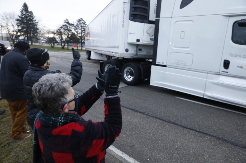 População aplaude os caminhões que transportam as doses de vacina nos Estados Unidos