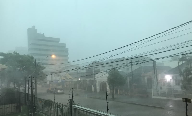 Segundo a MetSul Metereologia, as rajadas mais fortes em Porto Alegre foi registrada em uma estação às margens do Guaíba, na Zona Sul com 107 km/h 