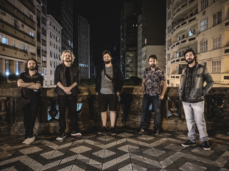 Temática recorrente do trabalho é a cidade, com destaque para Porto Alegre, onde vive a banda