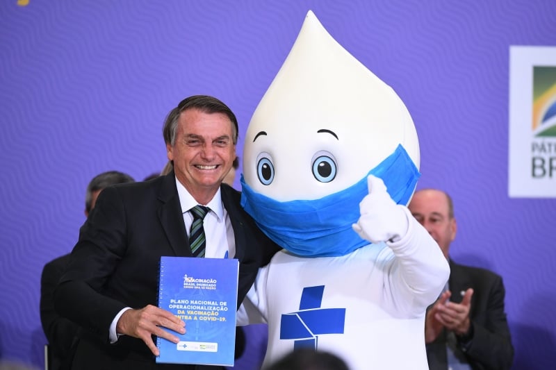 Presidente Bolsonaro posa para foto ao lado do personagem Zé Gotinha