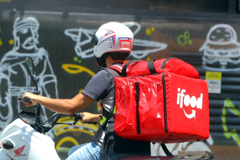 Parceria iFood e Uber oferece b&ocirc;nus de at&eacute; R$ 500 aos entregadores