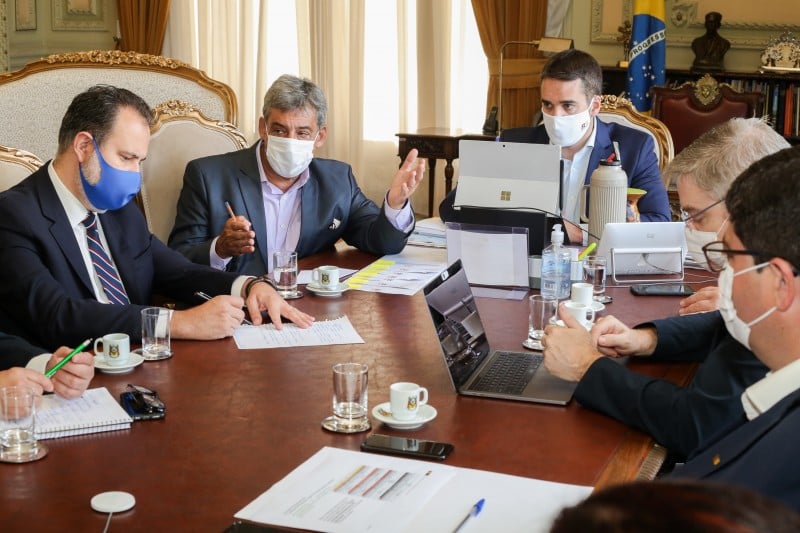 {'nm_midia_inter_thumb1':'https://www.jornaldocomercio.com/_midias/jpg/2020/12/17/206x137/1_17110032_1918284_gdo-9214088.jpg', 'id_midia_tipo':'2', 'id_tetag_galer':'', 'id_midia':'5fdbaf2c7e0fe', 'cd_midia':9214088, 'ds_midia_link': 'https://www.jornaldocomercio.com/_midias/jpg/2020/12/17/17110032_1918284_gdo-9214088.jpg', 'ds_midia': 'Prefeito eleito Sebastião Melo participou de reunião do Gabinete de Crise do palácio Piratini', 'ds_midia_credi': 'FELIPE DALLE VALLE/PALÁCIO PITATINI/JC', 'ds_midia_titlo': 'Prefeito eleito Sebastião Melo participou de reunião do Gabinete de Crise do palácio Piratini', 'cd_tetag': '1', 'cd_midia_w': '800', 'cd_midia_h': '533', 'align': 'Left'}